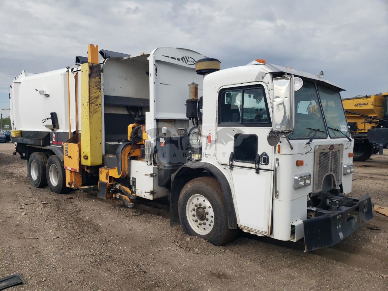 Peterbilt 320/325 10.8L  6 2010
