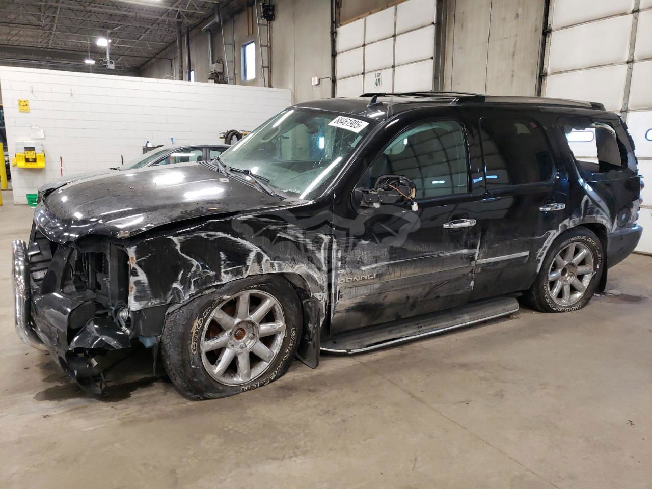 GMC Yukon DENALI 6.2L  8 2013